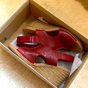 (NWT)CLARKS RED LAFLEY ROSEN WEDGE SANDAL